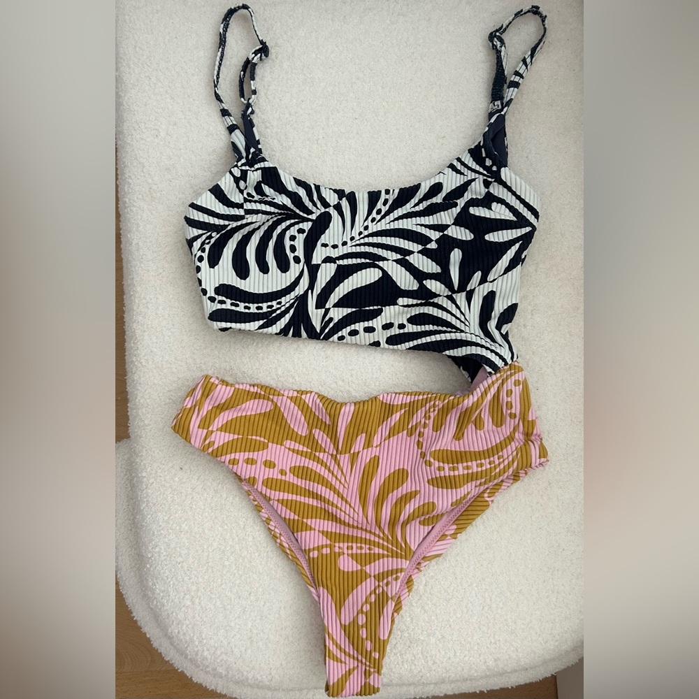 RIPCURL CUTOUT SEXY SWIMSUIT